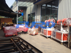 福瑞得機械壓路機、二次結(jié)構(gòu)澆注機、霧炮準(zhǔn)備發(fā)貨