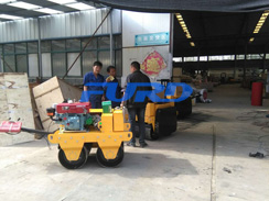 福瑞得機(jī)械手扶雙輪壓路機(jī)，二次結(jié)構(gòu)澆筑泵及時(shí)包貨