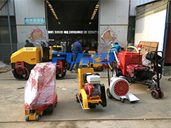 七月，福瑞得灌縫機(jī)、灌縫膠等路面養(yǎng)護(hù)設(shè)備發(fā)貨忙