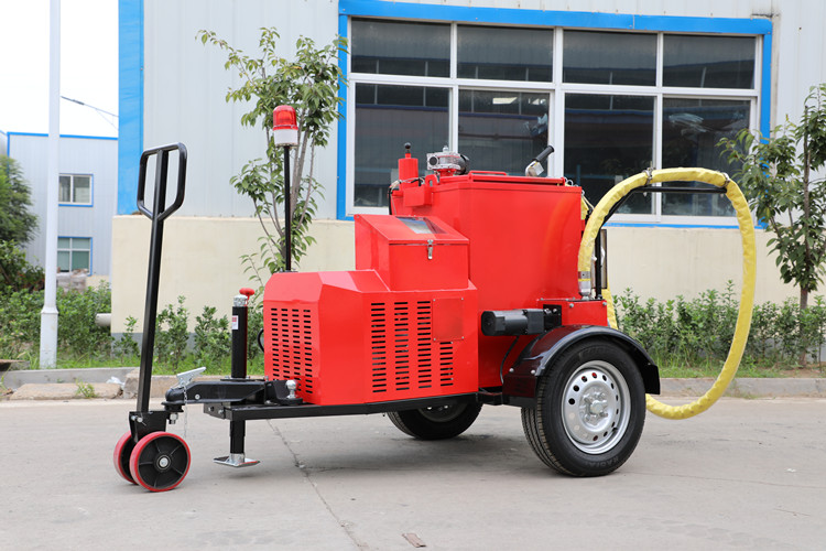 雨季未結(jié)束前，灌縫都是公路養(yǎng)護(hù)的主要工作