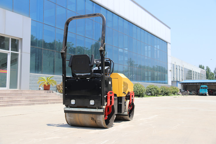 小型振動壓路機，只使用不保養(yǎng)也是萬萬行不通的