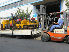 福瑞得機(jī)械4臺小型壓路機(jī)裝車發(fā)往河南。